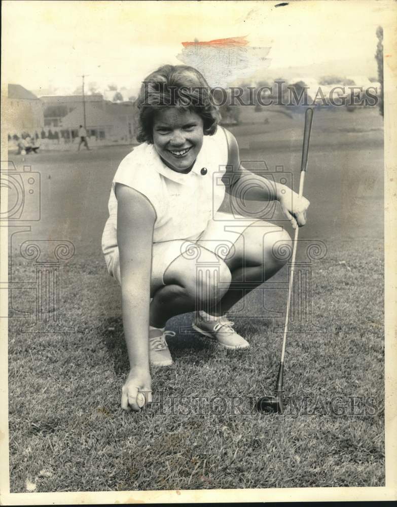 1965 Press Photo Golfer Debbie Austin readies to tee off.- Historic Images