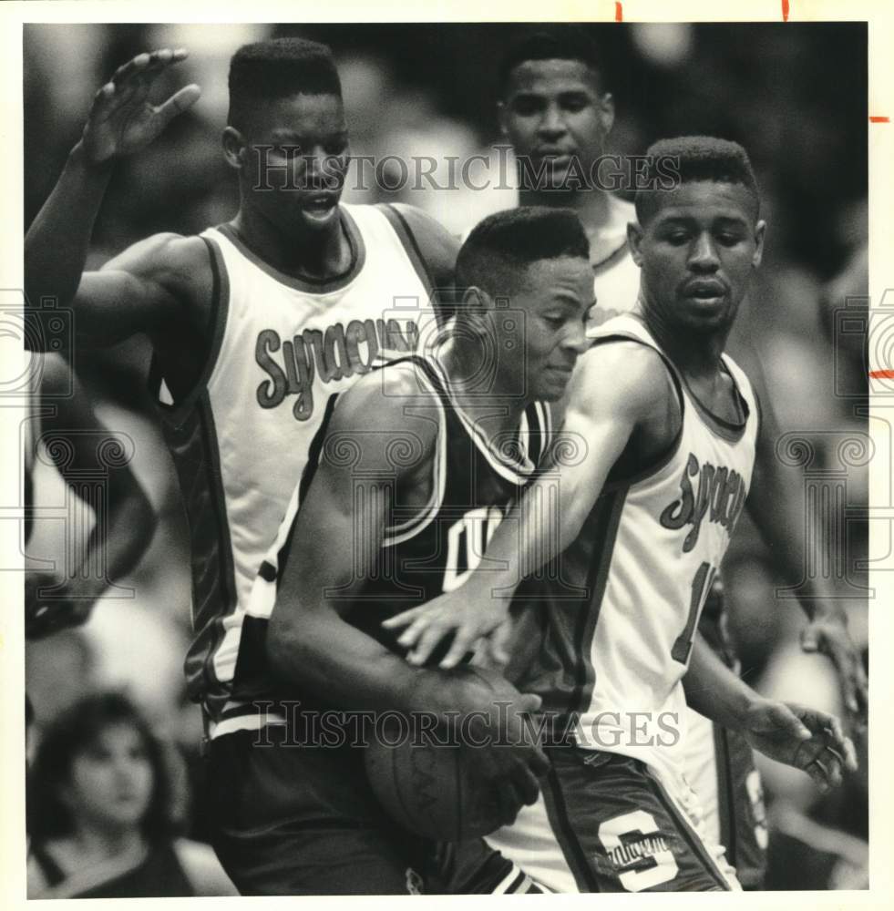1990 Press Photo Syracuse University and Charlotte Basketball Players at Game- Historic Images