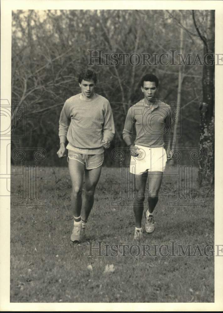 1986 Press Photo Runners Mark Gaffney and Benny McIntosh at Cayuga College- Historic Images