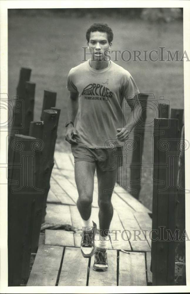 1986 Press Photo Cayuga Community College Cross Country Runner Benny McIntosh- Historic Images