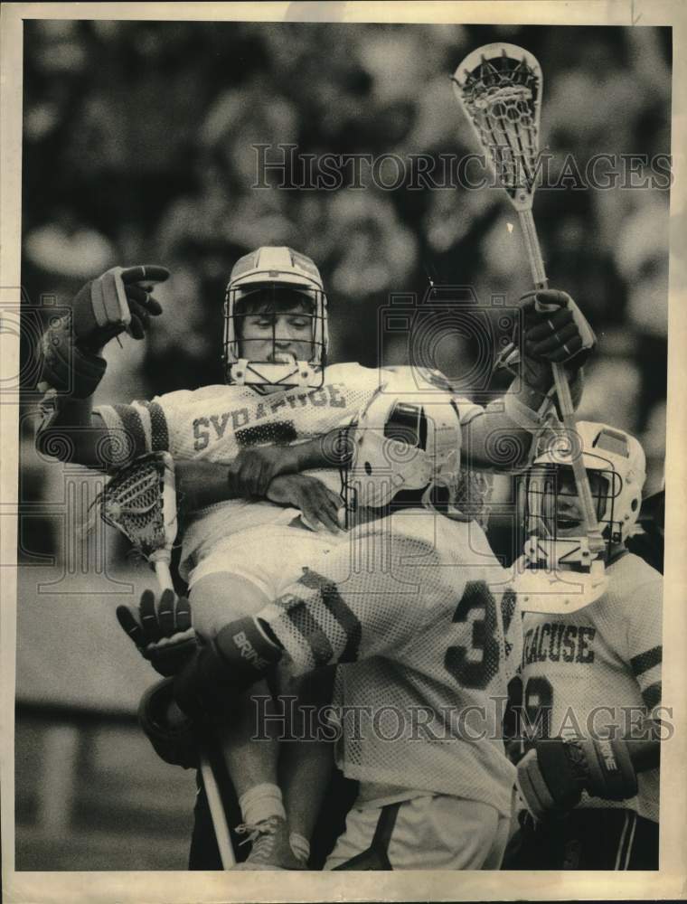 1985 Press Photo Syracuse University Lacrosse Players at Game Win- Historic Images