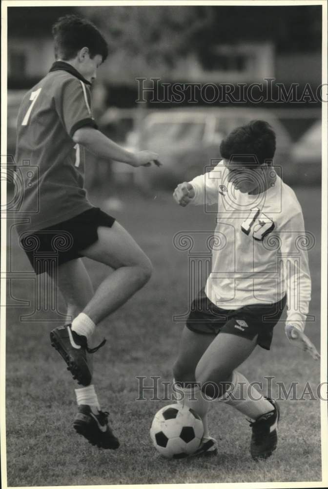 1989 Press Photo Nottingham&#39;s Jason Zaorope maneuvers around Fowler&#39;s Tony Les- Historic Images