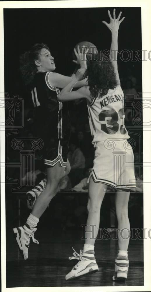 1990 Press Photo Villanova's Sandy Litkenhous and Syracuse's Erin Kennaelly- Historic Images