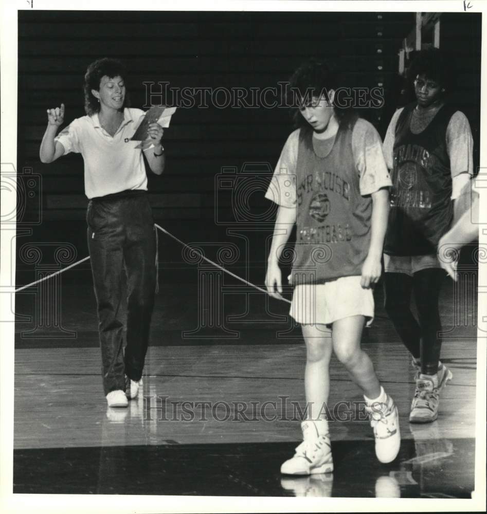 1989 Press Photo Syracuse women&#39;s basketball Barb Jacobs at team practice- Historic Images