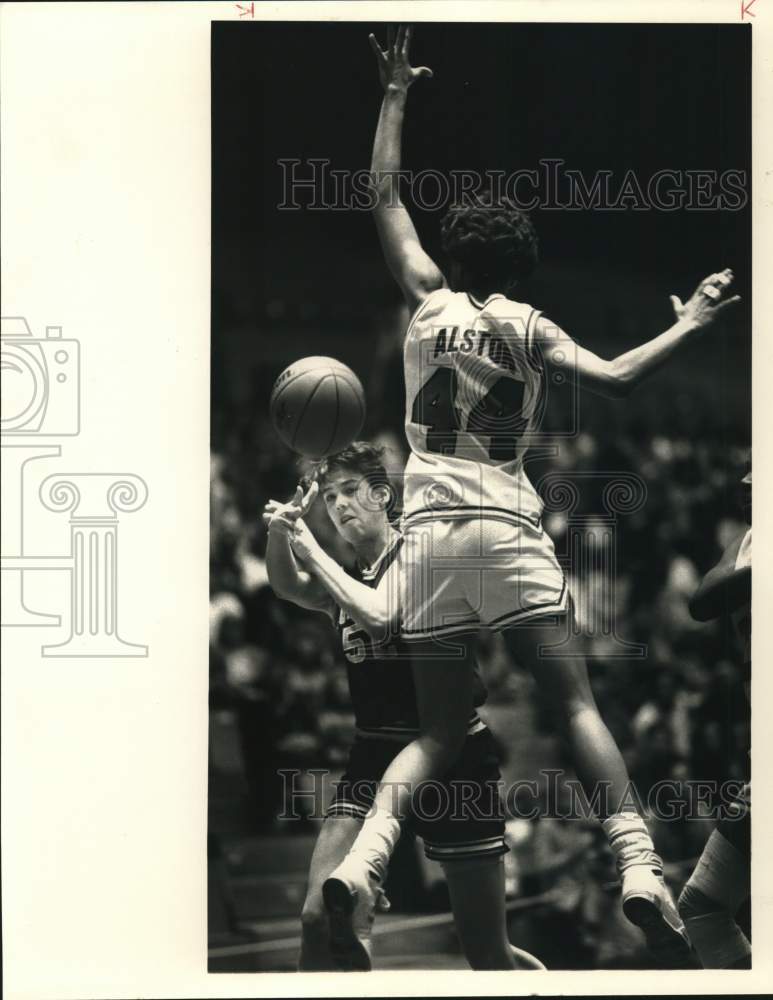 1989 Press Photo Angela Alston and Margaret Nowlin in Notre Dame Basketball Game- Historic Images