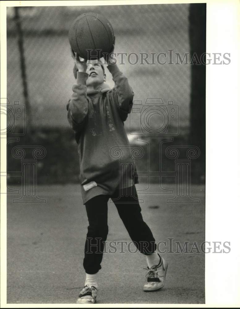 1989 Press Photo Jason Hall at Higenbotham Park Basketball Court in Oneida- Historic Images