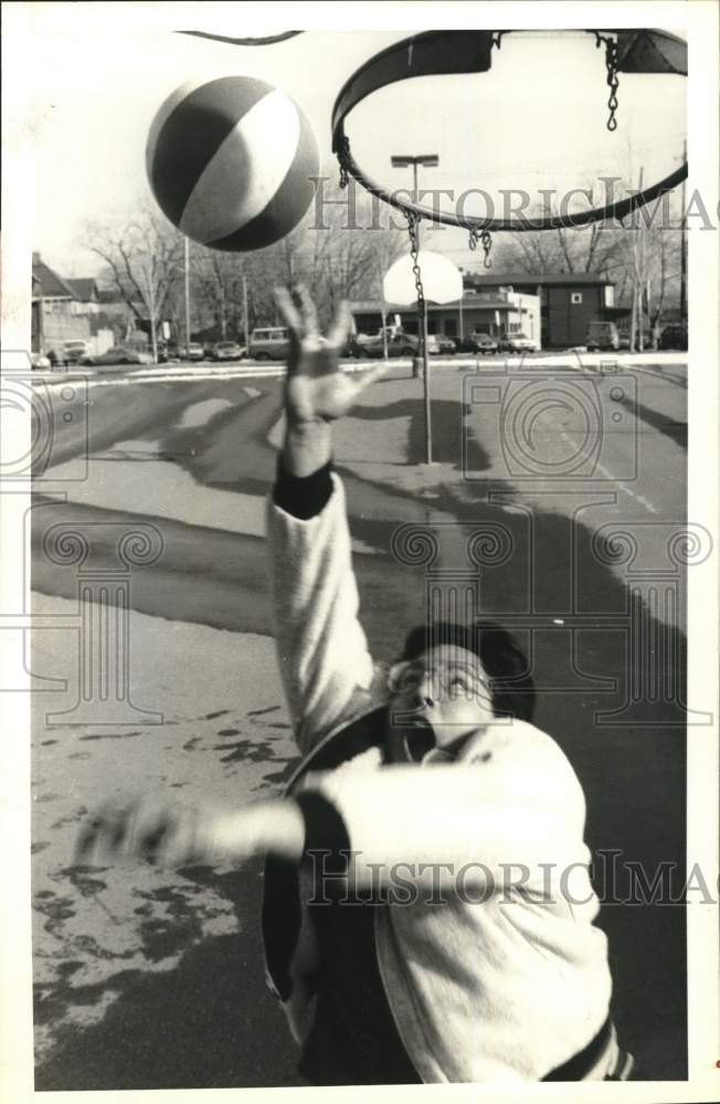 1989 Press Photo Miguel Lugo of Syracuse at Fowler High School Basketball Court- Historic Images