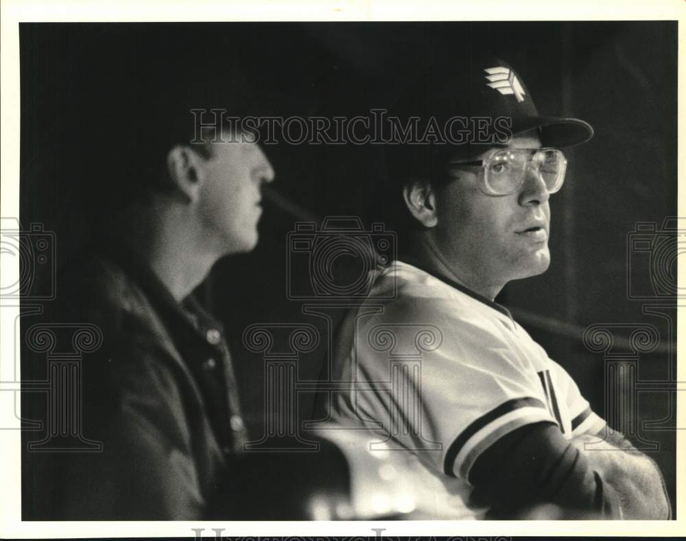 1989 Press Photo Syracuse Chiefs Baseball Manager Bob Bailor with Writer Tom Leo- Historic Images