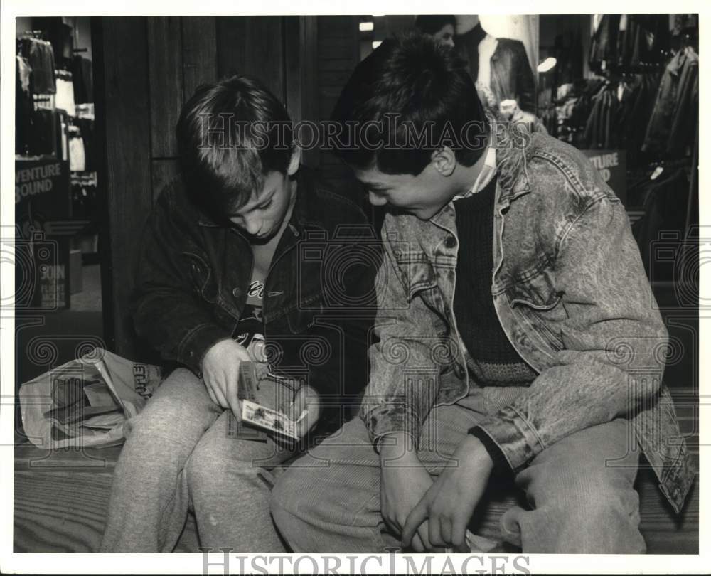 1988 Press Photo Baseball Card Collectors Jimmy Winschel and Michael Pacioni- Historic Images