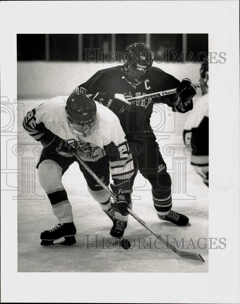 1990 Press Photo Hockey players Kevin Sheedy and Matt Moran fight for puck.- Historic Images