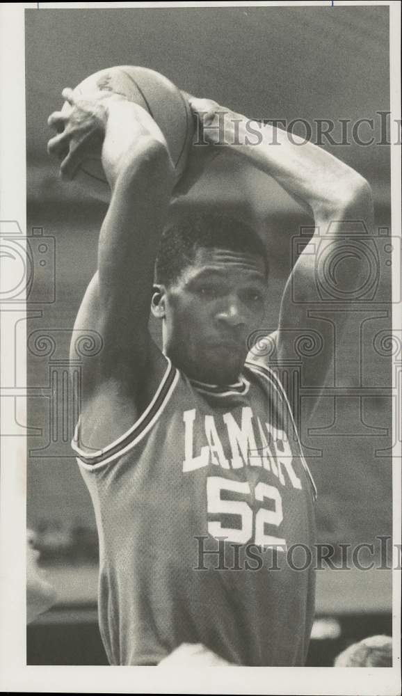 1984 Press Photo Lamar's Greg Anderson hauls down basketball rebound.- Historic Images