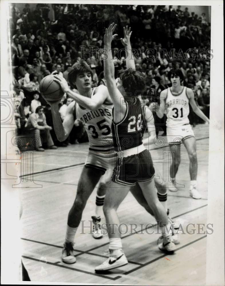 Press Photo Warriors&#39; basketball player prepares to shoot over opponent #22.- Historic Images