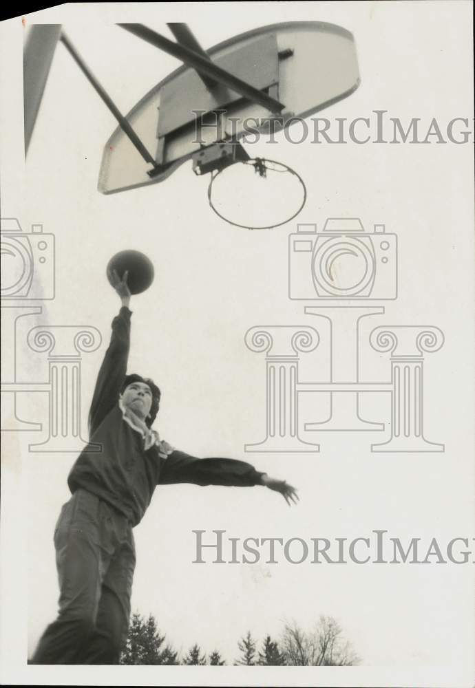 1986 Press Photo Man leaps and shoots basketball toward basket. - sys15988- Historic Images