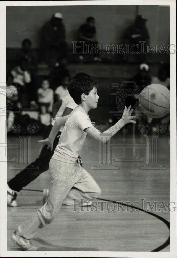 1987 Press Photo Joe Salusto passes basketball up court at Boy&#39;s Club.- Historic Images