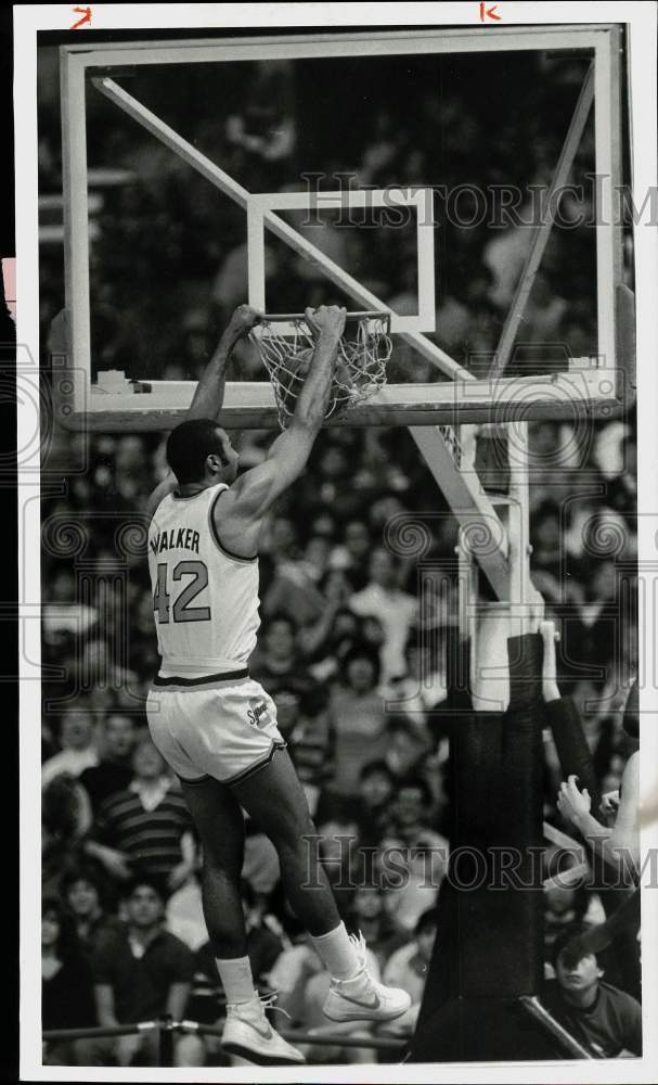 1985 Press Photo Syracuse University's Rodney Walker slams basketball into hoop.- Historic Images