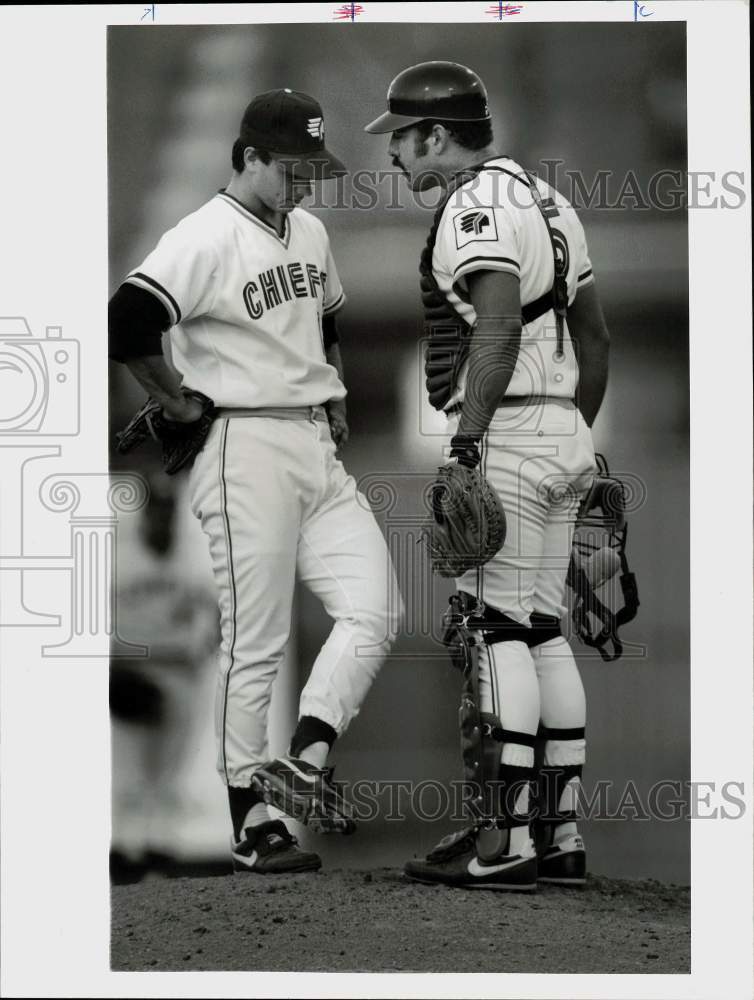 1989 Press Photo Chiefs&#39; baseball players Ozzie Virgil and Jeff Musselman chat- Historic Images