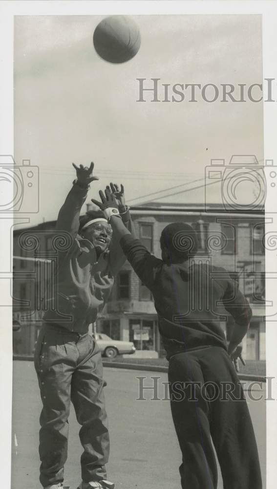 1986 Press Photo Hector Cruz and Kareeb Howard play basketball at Fowler school.- Historic Images