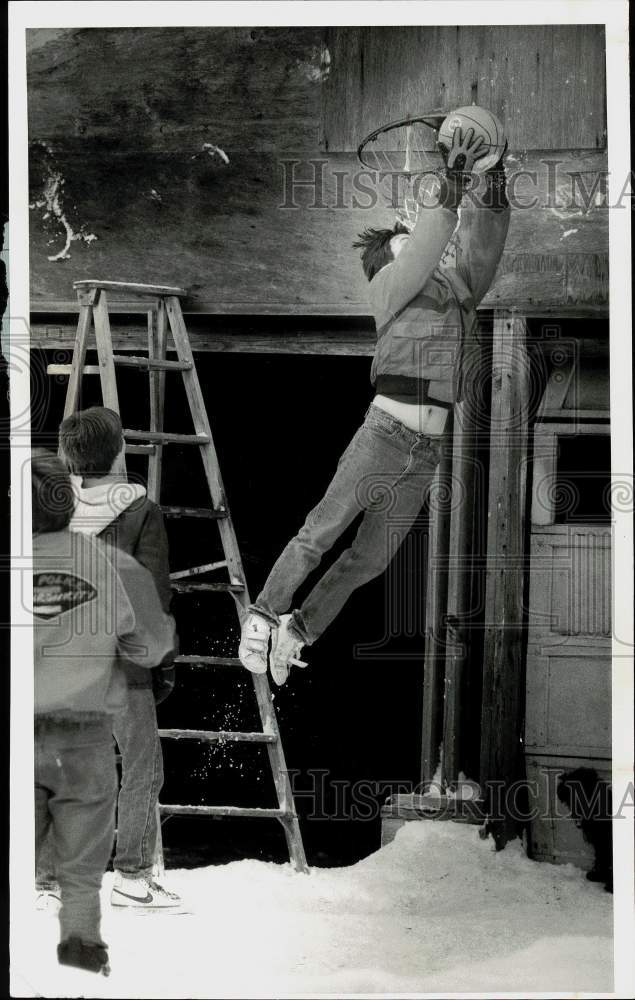 1985 Press Photo Rod Swinson and brothers play basketball in snow near Scriba.- Historic Images