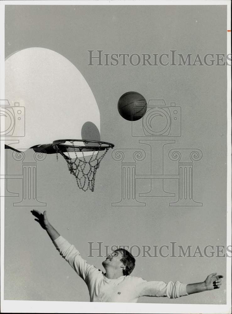 1984 Press Photo Bob Collins shoots basketball at Volney Elementary School- Historic Images