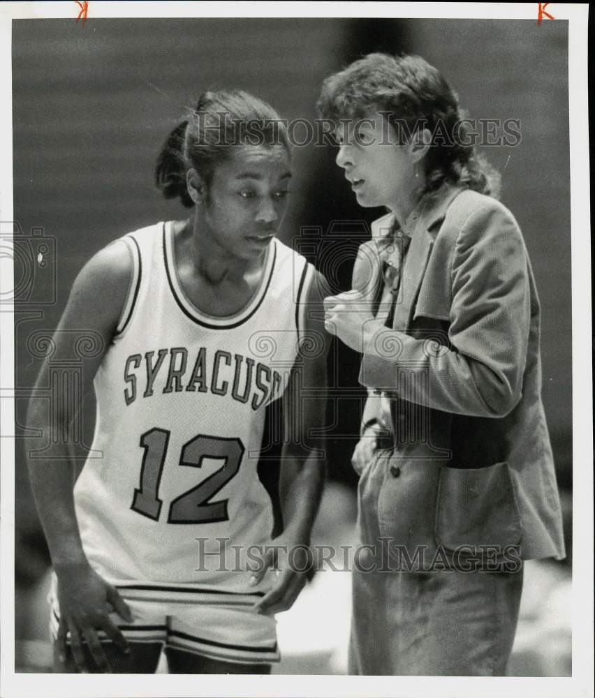 1985 Press Photo Syracuse coach Barbara Jacobs and Janice Long confer at Manley.- Historic Images