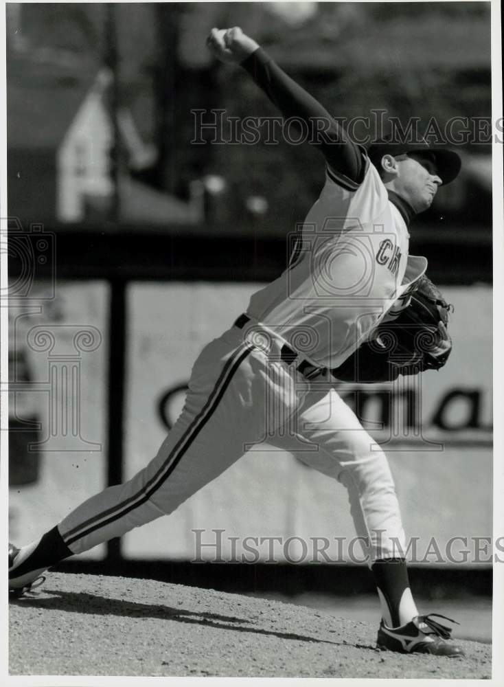 1990 Press Photo Syracuse Chiefs' Doug Linton pitches ball at MacArthur Stadium.- Historic Images