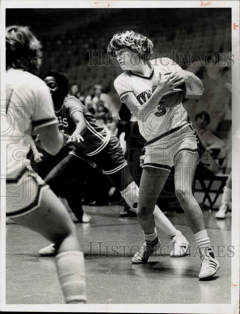 1980 Press Photo Kim Dick, Syracuse University basketball player in action.- Historic Images