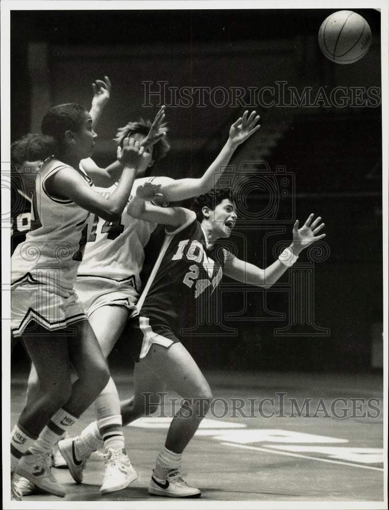 1984 Press Photo Iona vs. Syracuse University women&#39;s basketball game action.- Historic Images