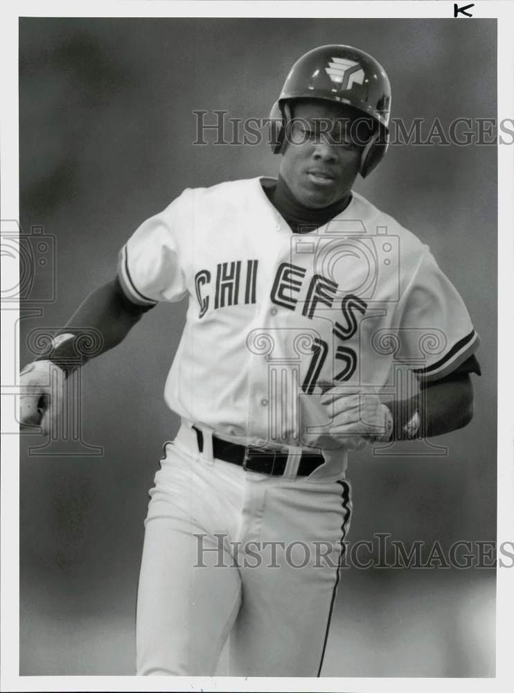 1990 Press Photo Hector Delacruz of Syracuse Chiefs rounds 3rd base after homer- Historic Images