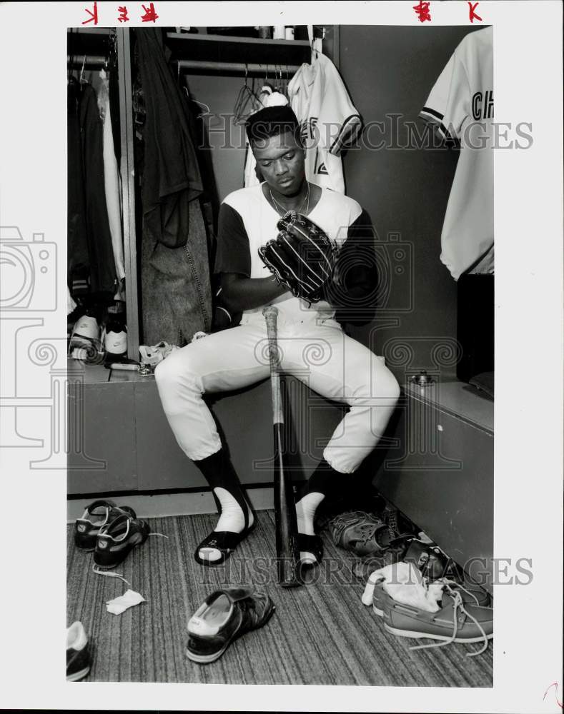 1990 Press Photo Chief Hector Delacruz breaks in new glove at MacArthur Stadium- Historic Images