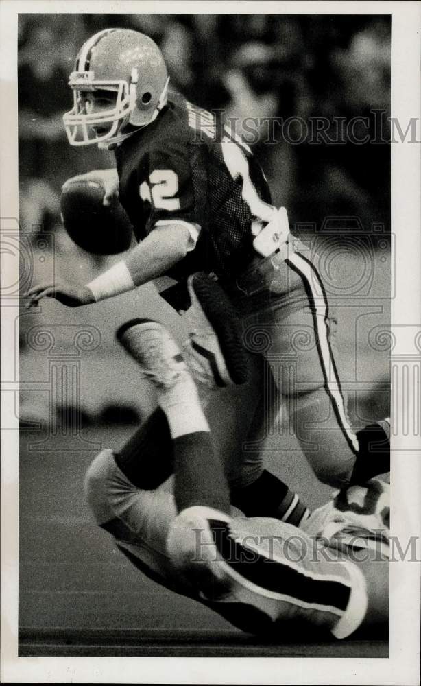 1982 Press Photo Todd Norley runs past opponent during a football game.- Historic Images