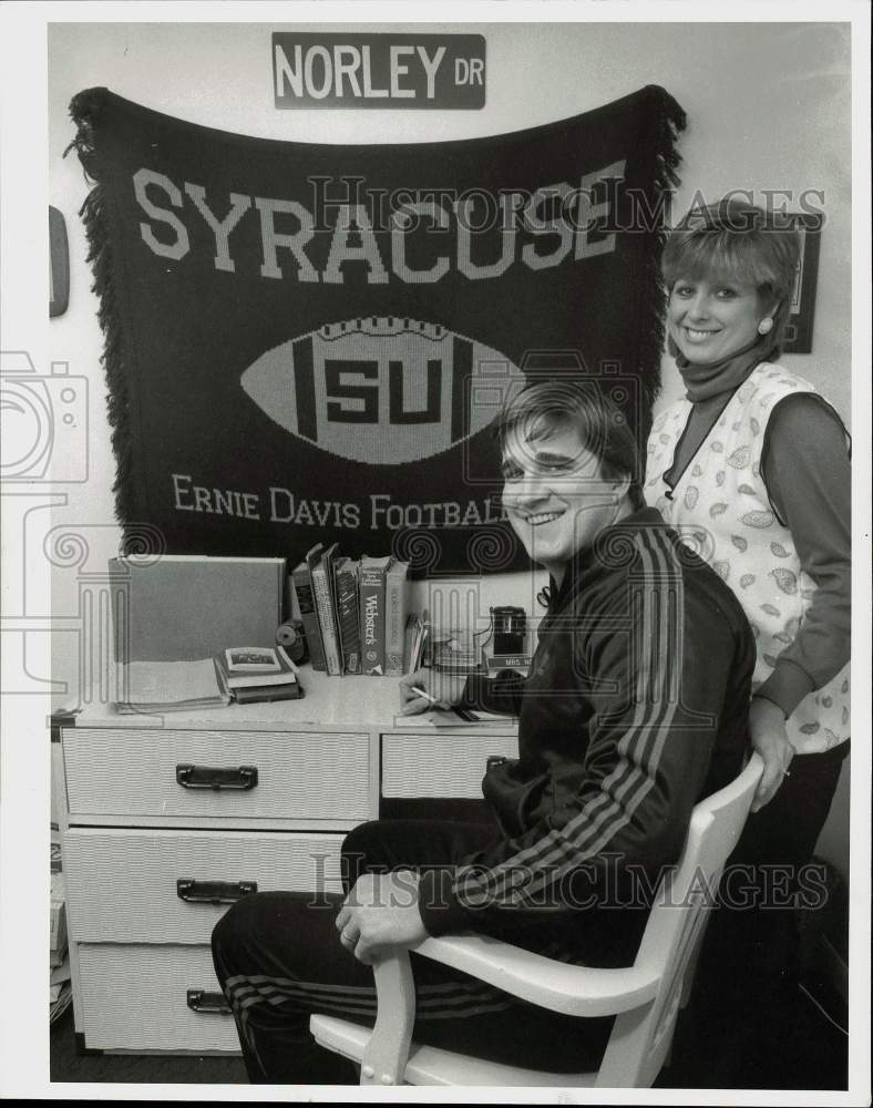 1985 Press Photo Syracuse quarterback Todd Norley and wife in their apartment- Historic Images