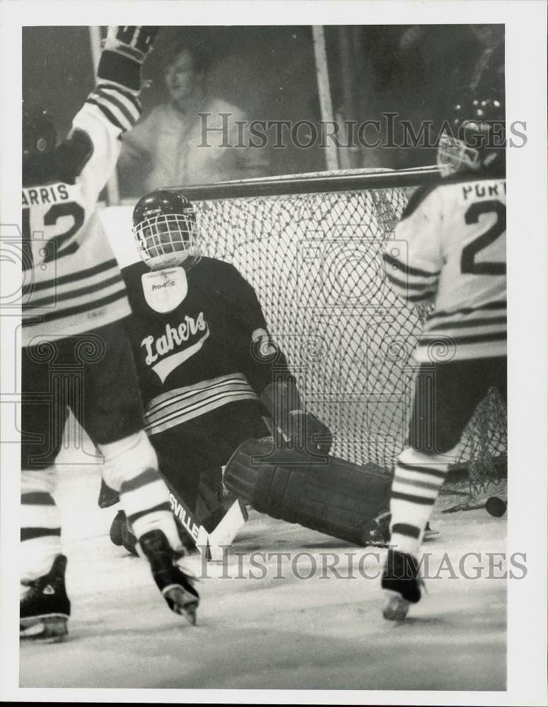 1985 Press Photo Liverpool&#39;s George Harris celebrates hockey game score.- Historic Images