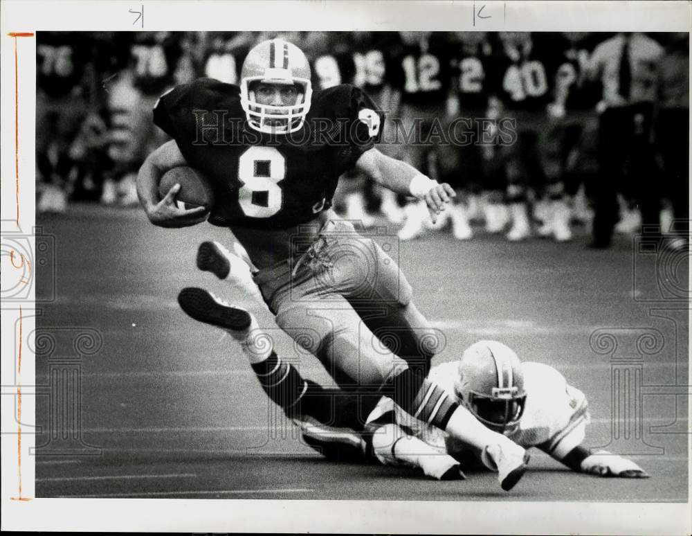 1984 Press Photo Syracuse quarterback Greg Christodulu runs with football.- Historic Images