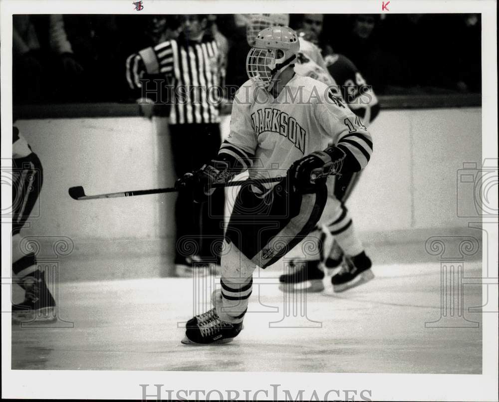1989 Press Photo Clarkson hockey player Jeff Torrey, right wing, in game action.- Historic Images