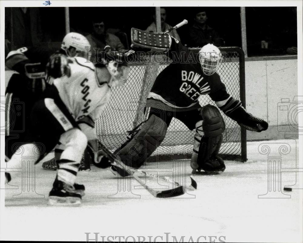 1988 Press Photo Colgate vs. Bowling Green in hockey game at War Memorial.- Historic Images