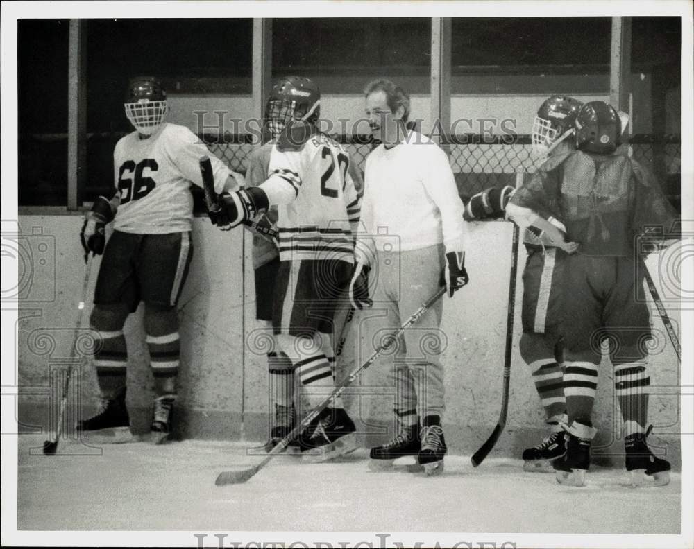 1985 Press Photo Tretowicz and Liverpool hockey coach Larry Vinal talk with team- Historic Images