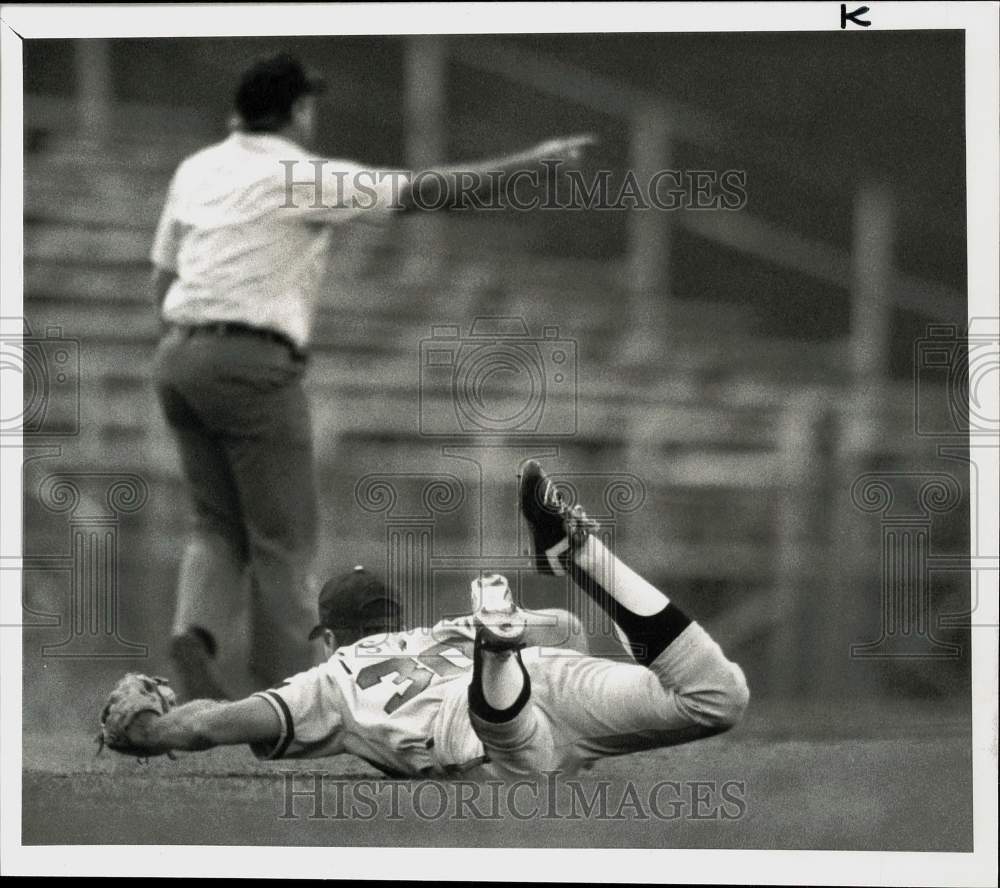 1988 Press Photo Braves' Alex Smith dives for baseball - sys16265- Historic Images