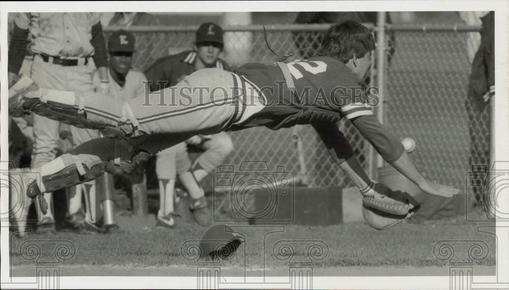 1985 Press Photo Craig Small dives for ball at Liverpool vs. J-D baseball game.- Historic Images