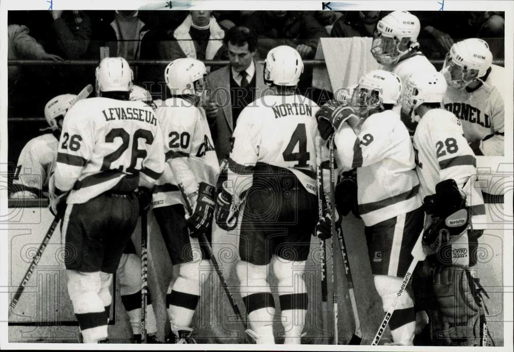 1987 Press Photo Cornell hockey coach Brian McCutcheon instructs team.- Historic Images