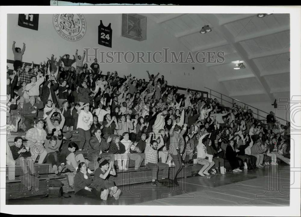 1990 Press Photo Colgate University crowd, in main gym, react to team&#39;s score- Historic Images