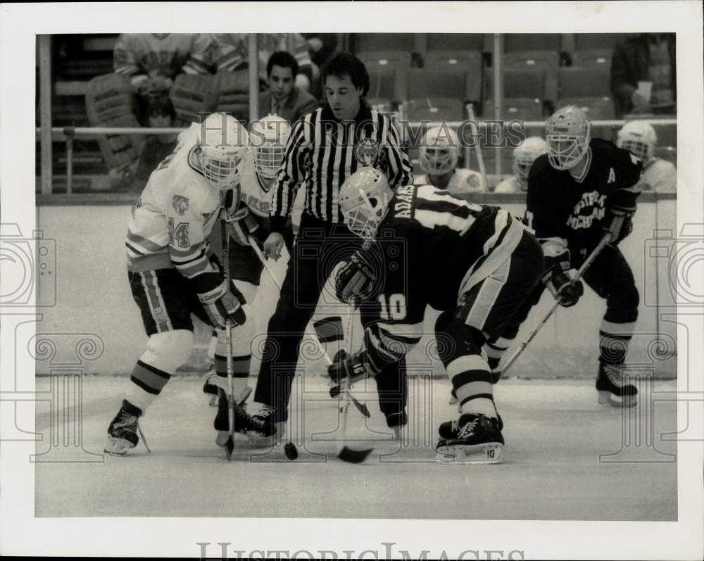 1985 Press Photo Syracuse Invitational Tournament hockey game action.- Historic Images