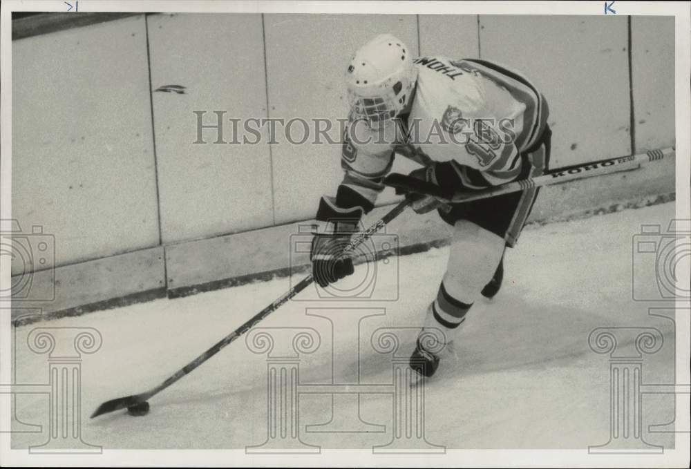 1985 Press Photo RIT&#39;s Chad Thompson moves puck at Syracuse Invitational- Historic Images