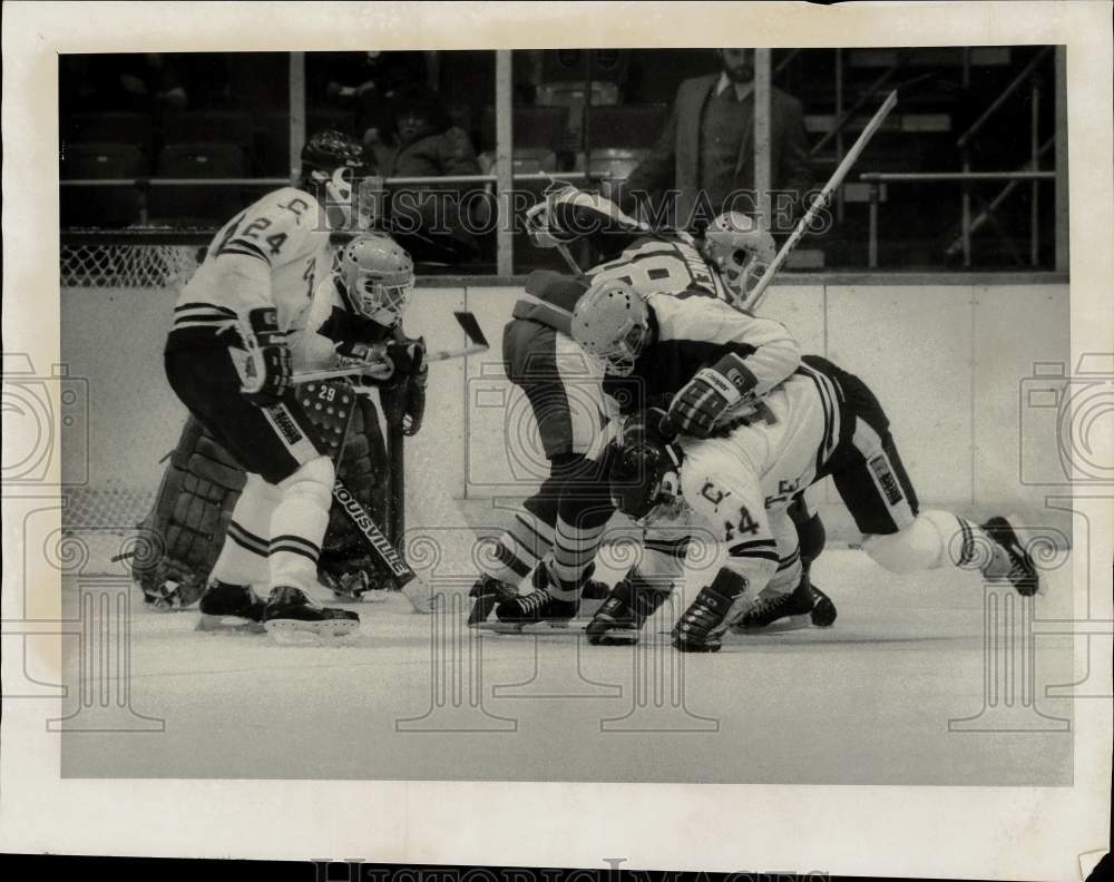 1985 Press Photo Colgate vs. Notre Dame at Syracuse Invitational hockey game.- Historic Images