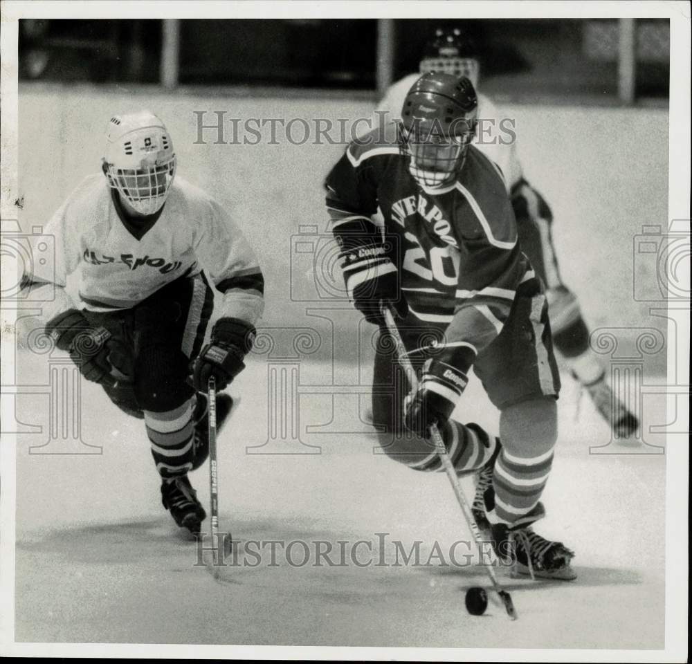 1985 Press Photo David Tretowicz in Liverpool vs. Cazenona hockey game action.- Historic Images