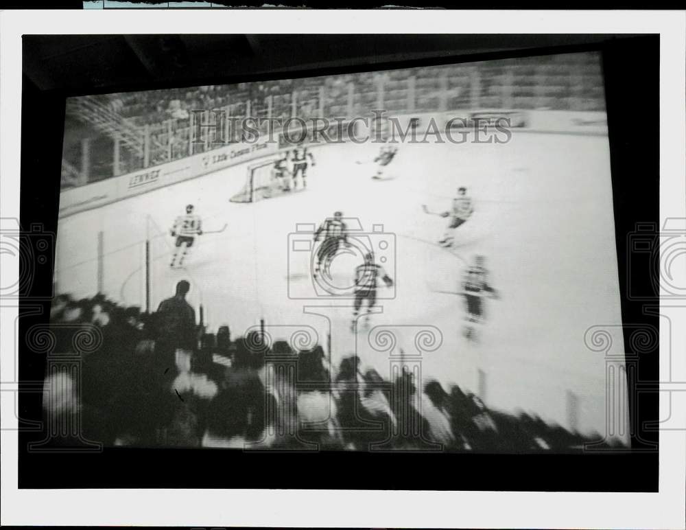 1990 Press Photo Colgate vs. Boston watched by fans on television in Hamilton.- Historic Images