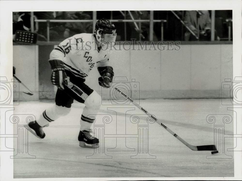 1985 Press Photo Colgate's Gerard Waslen moves puck in game against Notre Dame- Historic Images