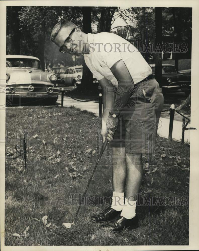 1959 Press Photo Syracuse University student plays golf - syx01081- Historic Images