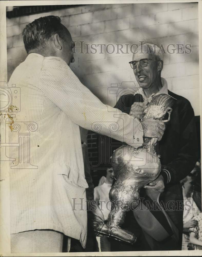 1958 Press Photo Cornell crew Stork Sanford accepts varsity challenge cup- Historic Images