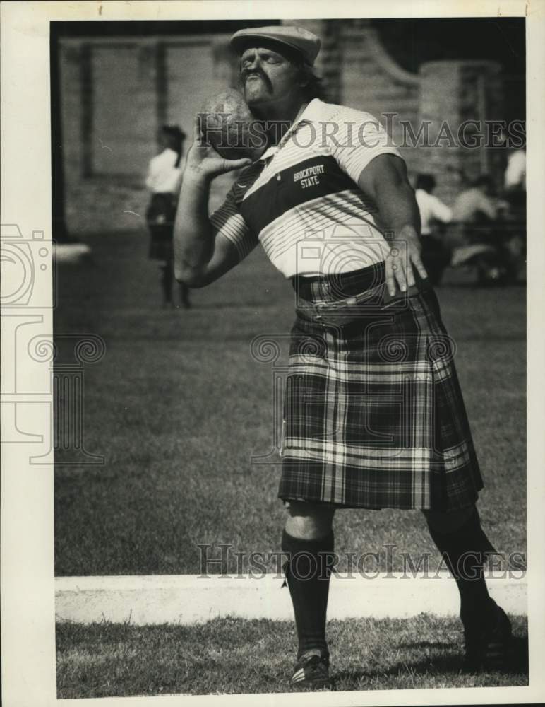 1983 Press Photo John MacDonald "Putting the Stone" for Brockport State- Historic Images