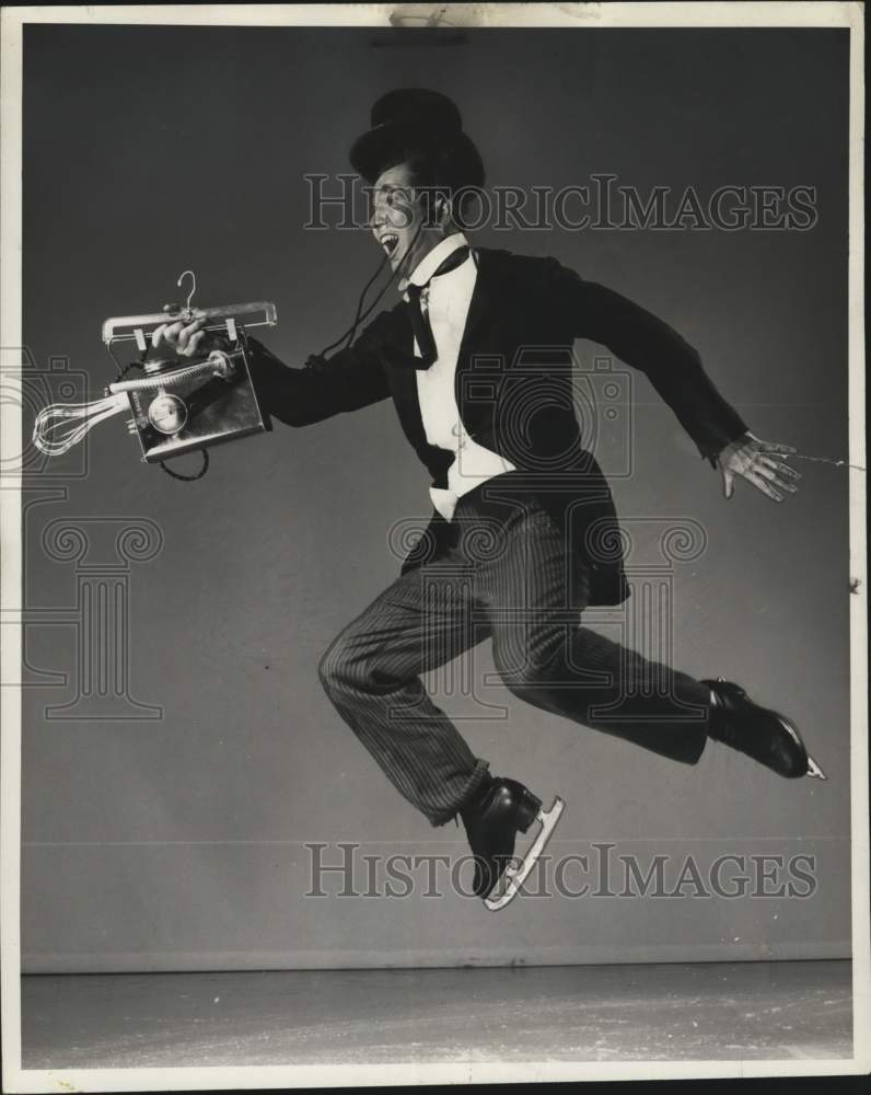 1957 Press Photo Ice Skating clown Mr. Frick performs with the Ice Follies- Historic Images